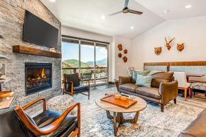 Stunning dog-friendly mountain condo with hot tub gas grill & AC