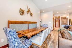 Stunning dog-friendly mountain condo with hot tub gas grill & AC