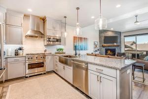 Stunning dog-friendly mountain condo with hot tub gas grill & AC