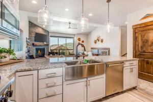 Stunning dog-friendly mountain condo with hot tub gas grill & AC