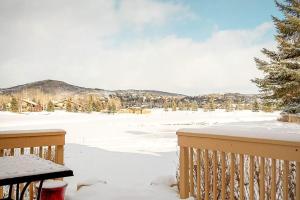 Lovely condo with fireplace WiFi washer & dryer - great location