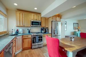Lovely condo with fireplace WiFi washer & dryer - great location