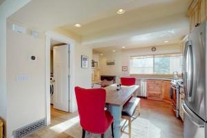 Lovely condo with fireplace WiFi washer & dryer - great location