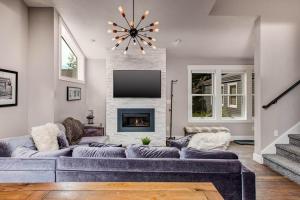 Elegant downtown retreat with breakfast nook & shuttle access to lift & town