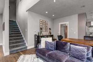 Elegant downtown retreat with breakfast nook & shuttle access to lift & town
