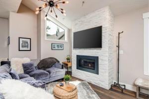 Elegant downtown retreat with breakfast nook & shuttle access to lift & town