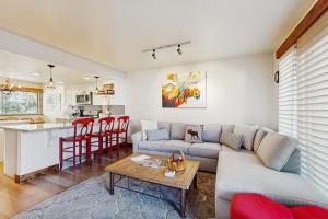 Cheery townhome in Park City with large furnished deck & private hot tub