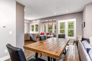 Elegant downtown retreat with breakfast nook & shuttle access to lift & town