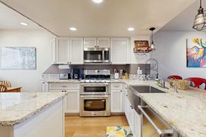 Cheery townhome in Park City with large furnished deck & private hot tub