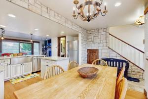 Cheery townhome in Park City with large furnished deck & private hot tub
