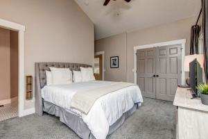 Elegant downtown retreat with breakfast nook & shuttle access to lift & town