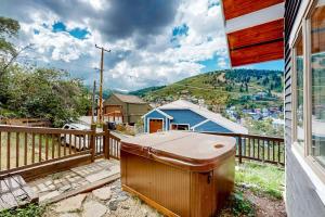2-story home near Main St with private hot tub deck patio ski & mtn views