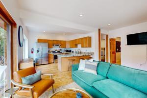 2-story home near Main St with private hot tub deck patio ski & mtn views