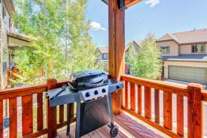 Modern Mountain Lodge with Private Hot Tub Shared Pool & Gym