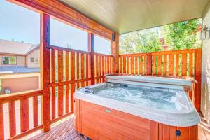 Modern Mountain Lodge with Private Hot Tub Shared Pool & Gym