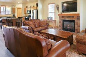 Modern Mountain Lodge with Private Hot Tub Shared Pool & Gym