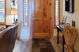 Modern Mountain Lodge with Private Hot Tub Shared Pool & Gym