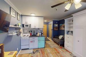 Top-floor mountain view condo with pool & hot tub - steps to shuttle