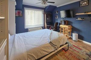 Top-floor mountain view condo with pool & hot tub - steps to shuttle