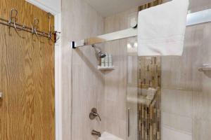 Top-floor mountain view condo with pool & hot tub - steps to shuttle