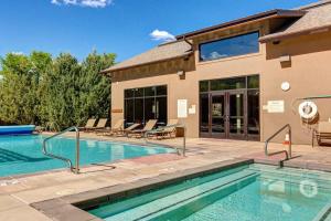 Two-story condo with mountain & golf views & fireplace - walk to the lifts