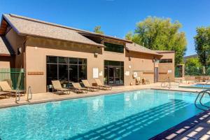 Two-story condo with mountain & golf views & fireplace - walk to the lifts