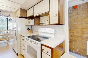 Two-story condo with mountain & golf views & fireplace - walk to the lifts