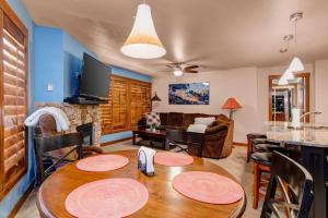 5th-floor condo with balcony W&D heated pool hot tub lockers game room gym