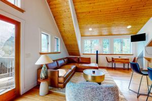 Upper-level home near Main St with private hot tub deck ski & mtn views