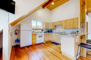 Upper-level home near Main St with private hot tub deck ski & mtn views