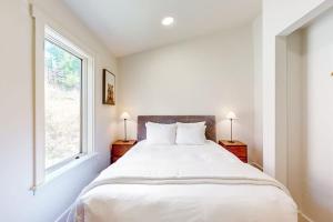 Upper-level home near Main St with private hot tub deck ski & mtn views