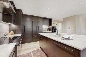 Large & Luxurious Home with Private Hot Tub and Fireplace