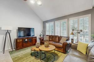 Quiet & spacious townhome with a private hot tub & great views - close to skiing