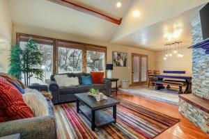 Recently updated townhome with a private hot tub deck & wet bar - bus to slopes