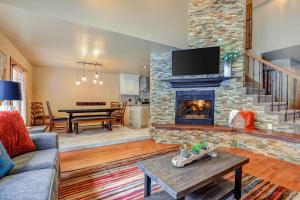 Recently updated townhome with a private hot tub deck & wet bar - bus to slopes