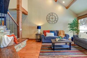 Recently updated townhome with a private hot tub deck & wet bar - bus to slopes