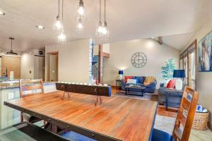 Recently updated townhome with a private hot tub deck & wet bar - bus to slopes