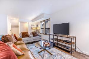 Central townhouse with private hot tub wood fireplace & ski shuttle access