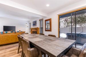 Central townhouse with private hot tub wood fireplace & ski shuttle access