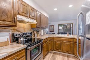 Central townhouse with private hot tub wood fireplace & ski shuttle access