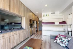 Walk-to-lift studio with hot tub sauna pool gym & game room - Dog friendly