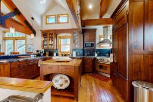 Ski-In Ski-Out on Park Citys Gold Coast - Private Hot Tub - Walk to Dining