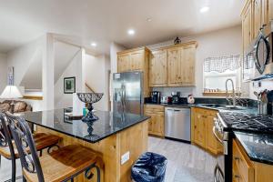 Spacious Townhouse with Private Hot Tub & Shared Pool -- Near Ski Resort