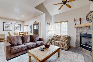 Spacious Townhouse with Private Hot Tub & Shared Pool -- Near Ski Resort