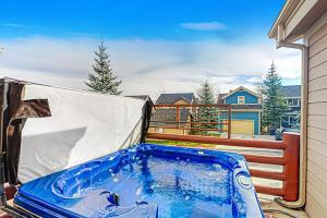 Spacious Townhouse with Private Hot Tub & Shared Pool -- Near Ski Resort
