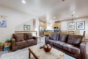 Spacious Townhouse with Private Hot Tub & Shared Pool -- Near Ski Resort