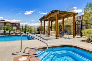 Spacious Townhouse with Private Hot Tub & Shared Pool -- Near Ski Resort