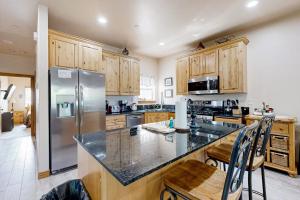 Spacious Townhouse with Private Hot Tub & Shared Pool -- Near Ski Resort