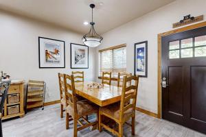 Spacious Townhouse with Private Hot Tub & Shared Pool -- Near Ski Resort