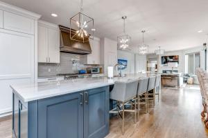 Posh Park City Paradise - Designer Interior Hot Tub Game Room & Epic Deck